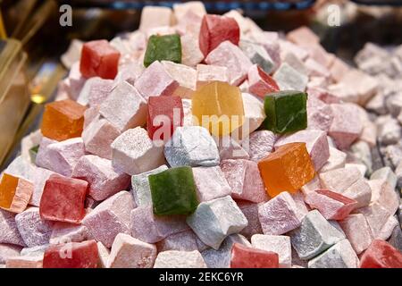 Cumulo di cubi multicolore delizie turche in vetrina pasticceria. Foto Stock