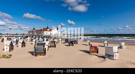 Germania, Meclemburgo-Pomerania occidentale, Heringsdorf, sdraio sulla spiaggia vuota con pontile Ahlbeck sullo sfondo Foto Stock