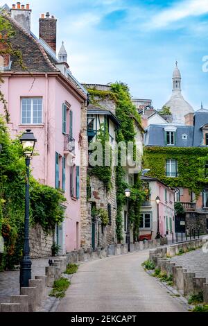 Vista su Rue de l'Abreuvoir verso Masion Rose e Basilique du Sacre Coeur, Montmartre, Parigi, Francia Foto Stock