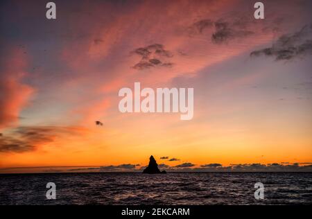 Regno Unito, Galles, Pembrokeshire, Broadhaven South Beach, Church Rock e mare all'alba Foto Stock