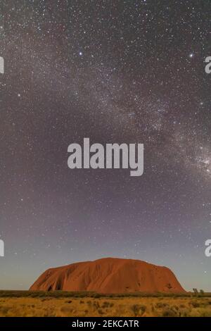 Australia, territorio del Nord, Galassia della Via Lattea su Uluru (Ayers Rock) al crepuscolo Foto Stock