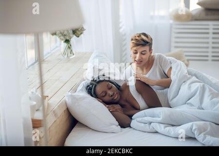 Due donne nude in camera da letto Foto stock - Alamy