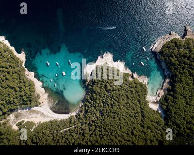 Barche ormeggiate nella baia, vista aerea Foto Stock
