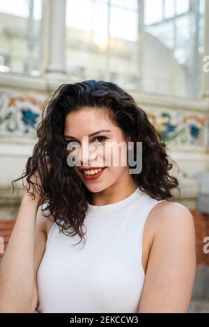 Primo piano ritratto di una bella donna con top bianco Foto Stock