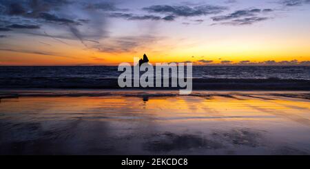 Regno Unito, Galles, Pembrokeshire, Broadhaven South Beach, Church Rock e mare all'alba Foto Stock