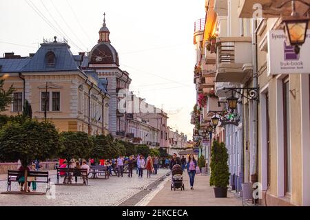 CHERNIVTSI, UCRAINA - 16 GIUGNO 2017: Via Chernivtsi Foto Stock