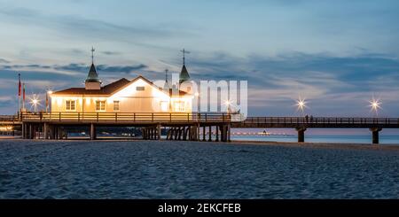 Germania, Meclemburgo-Pomerania occidentale, Heringsdorf, molo Ahlbeck illuminato al tramonto Foto Stock