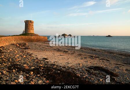 Le Hocq torre in Jersey, una delle Isole del canale. La torre fu costruita nel 1781 per difendersi dall'invasione del mare. Foto Stock