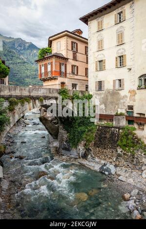 Fiume Mera con edifici in città, Palazzo Pestalozzi, Valchiavenna, Chiavenna, Provincia di Sondrio, Lombardia, Italia Foto Stock