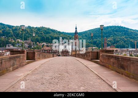 Germania, Baden-Wurttemberg, Heidelberg, Ponte Karl Theodor con Bruckentor sullo sfondo Foto Stock