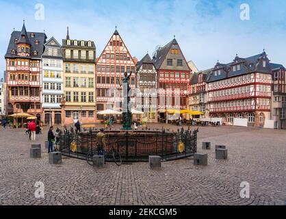 Germania, Francoforte, Roemerberg, Fontana di Giustizia sulla piazza della città vecchia con case a graticcio Foto Stock