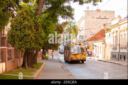 CHERNIVTSI, UCRAINA - 16 GIUGNO 2017: Via Chernivtsi Foto Stock