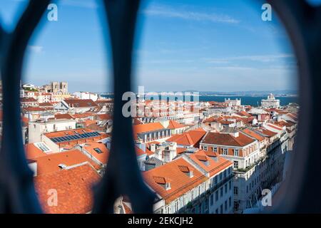 Portogallo, Lisbona, Baixa, edifici della città vecchia visti da Elevador de Santa Justa Foto Stock