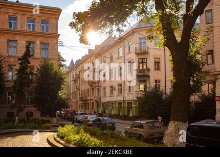 CHERNIVTSI, UCRAINA - 16 GIUGNO 2017: Via Chernivtsi Foto Stock