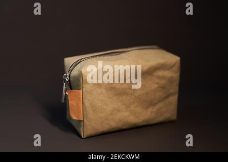 Nessun sacchetto cosmetico di carta da viaggio su sfondo nero. Concetto di make-up Foto Stock