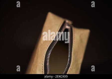 Aprire la borsa cosmetica eco-Travel vuota su sfondo nero. Vista dall'alto. Concetto di utilizzo dei materiali per il make-up e l'ecocompatibilità Foto Stock