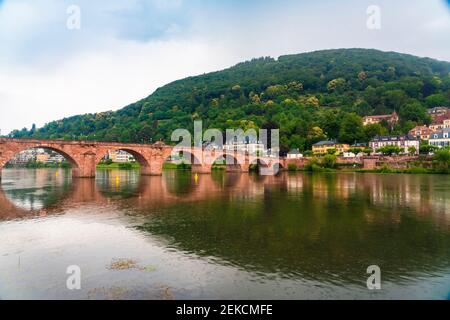 Germania, Baden-Wurttemberg, Heidelberg, Ponte Karl Theodor che attraversa il fiume Neckar Foto Stock