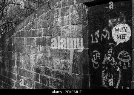 'Perchè Me' Street art ragazza sulla porta accanto a muro di mattoni sulle pendici di Calton Hill Edinburgh. Scatto in bianco e nero. Foto Stock