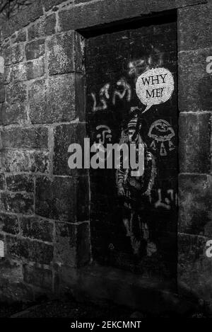 'Perchè Me' Street art ragazza sulla porta accanto a muro di mattoni sulle pendici di Calton Hill Edinburgh. Scatto in bianco e nero. Foto Stock