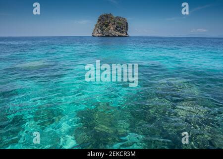 Spiaggia di sabbia bianca sotto il cielo limpido a tropicana Foto Stock