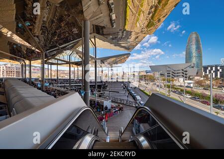 Vista sul mercato delle pulci più famoso di Barcellona, conosciuto anche come Els Encants, situato nel quartiere di Glories. Foto Stock