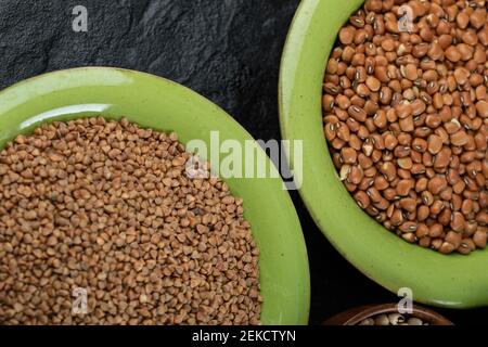 Piatti verdi con fagioli marroni e grano saraceno Foto Stock