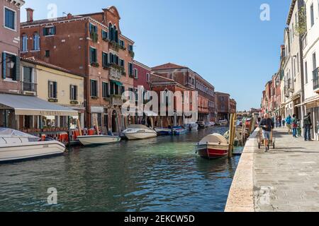Architettura veneziana e barche ormeggiate lungo il canale - Rio dei Vetrai sull'isola di Murano, Venezia, Italia. 2020 Foto Stock