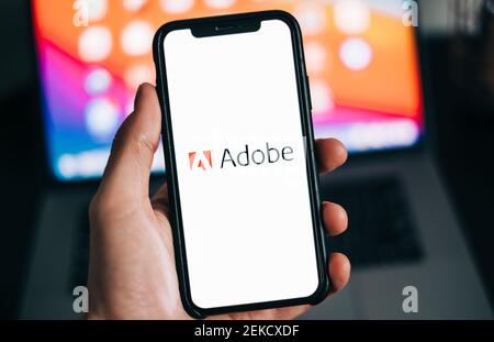 Smartphone con il logo Adobe sullo schermo. Foto Stock