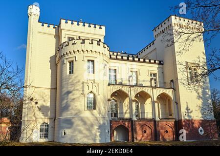 Facciata di un neo-gotico del castello storico nella città di Kornik in Polonia Foto Stock