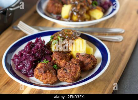 Pasto con polpette di cavolo e salsa di cipolla Foto Stock