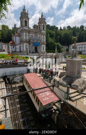 Turisti che arrivano in funicolare al Santuario di Bom Jesus a Braga, Portogallo Foto Stock