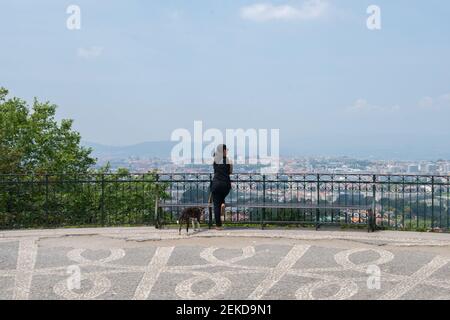 Donna con un cane sul punto di vista di Bom Jesus Sanctuary a Braga, Portogallo Foto Stock