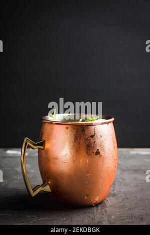 Fresco lychee moscovita su sfondo rustico. Messa a fuoco selettiva. Profondità di campo poco profonda. Foto Stock