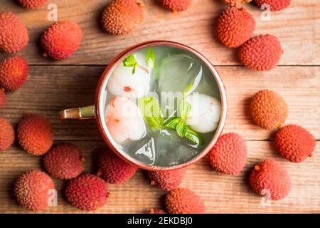 Fresco lychee moscovita su sfondo rustico. Messa a fuoco selettiva. Profondità di campo poco profonda. Foto Stock