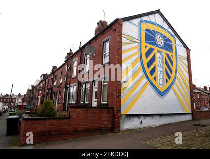 Un murale di Leeds United dipinto sul lato di una casa prima della partita della Premier League a Elland Road, Leeds. Data immagine: Martedì 23 febbraio 2021. Foto Stock