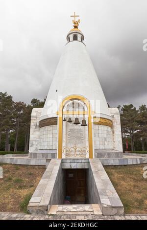 Sevastopol, Crimea, Russia - 28 luglio 2020: Belfry e chiesa-cappella di San Giorgio il vittorioso nel complesso memoriale Sapun-montagna dell'eroe c. Foto Stock