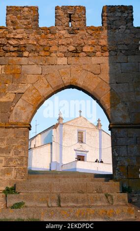 Porta d'ingresso del vecchio castello medievale di Arraiolos villaggio con la vecchia chiesa di Alentejo, Portogallo Foto Stock