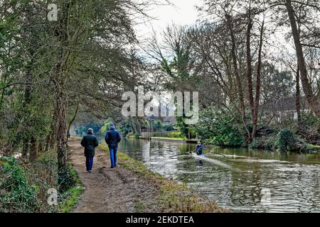 Il canale di navigazione del fiume Wey a New Haw su un Winters Day, Surrey Inghilterra UK Foto Stock