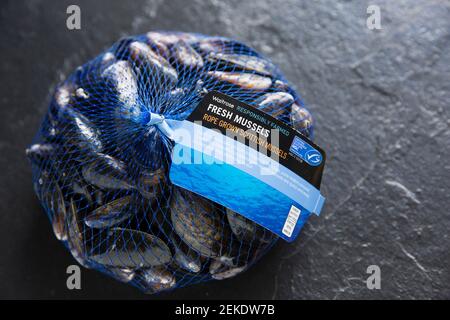 Cozze scozzesi grezze, non cotte, coltivate a corda, acquistate da un supermercato Waitrose. La Brexit del 31 2020 gennaio ha causato la rottura di alcuni dei molluschi del Regno Unito Foto Stock