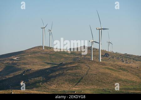 Turbine eoliche eoliche rinnovabili nel paesaggio di Fafe, Portogallo Foto Stock