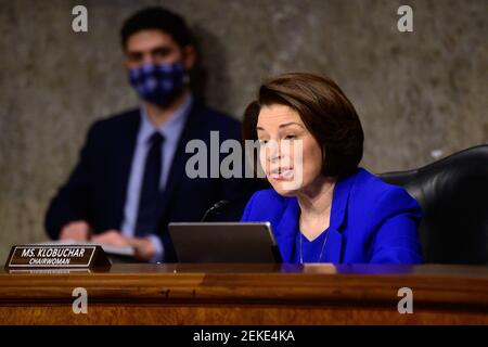 Il senatore degli Stati Uniti Amy Klobuchar (democratico del Minnesota), presidente della commissione per le regole e l'amministrazione del Senato degli Stati Uniti, interviene durante un'audizione congiunta del Senato per la sicurezza interna e gli affari governativi e delle regole del Senato e dei comitati amministrativi su Capitol Hill, Washington, martedì 23 febbraio 2021, Esaminare l'attacco del 6 gennaio al Capitol.Credit: Erin Scott/Pool via CNP | utilizzo in tutto il mondo Foto Stock