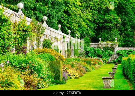 Giardini al castello di Dunrobin, sede del conte di Sutherland e progettato dall'architetto Sir Charles Barry nel 1850.Golspie, Scozia Foto Stock