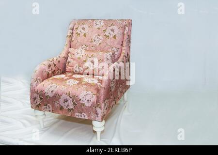 Mobili d'epoca: Sedia reclinabile in tessuto, su sfondo chiaro Foto Stock