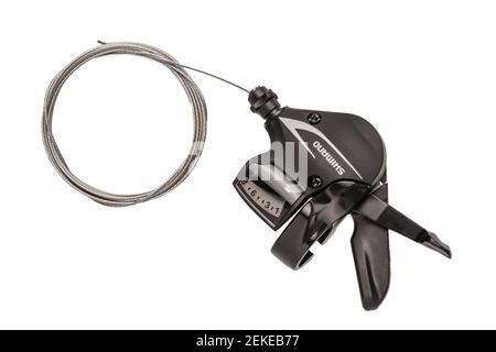 Krasnodar, Russia - 12 febbraio 2021: Shimano Acera Serie 8 velocità bicicletta posteriore deragliatore isolato su sfondo bianco Foto Stock