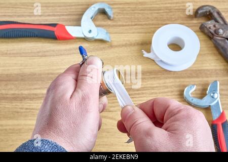 Riparazione fai-da-te, chiavi, valvola a sfera per tubo flessibile nastro Foto Stock