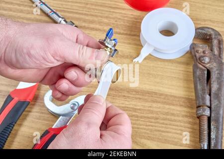 Riparazione fai-da-te, chiavi, valvola a sfera per tubo flessibile nastro Foto Stock