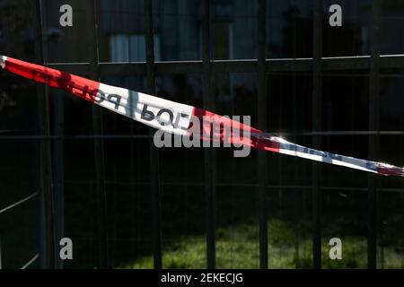 Obiettivo di calcio bloccato da corona crisi su un parco giochi in una zona verde pubblica ad Amburgo, Germania Foto Stock