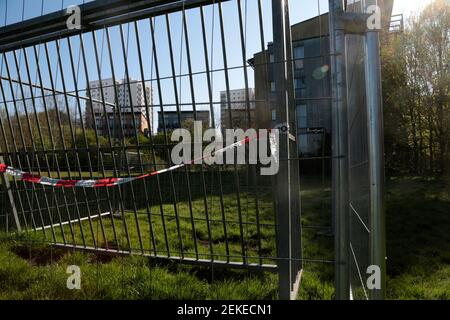 Obiettivo di calcio bloccato da corona crisi su un parco giochi in una zona verde pubblica ad Amburgo, Germania Foto Stock