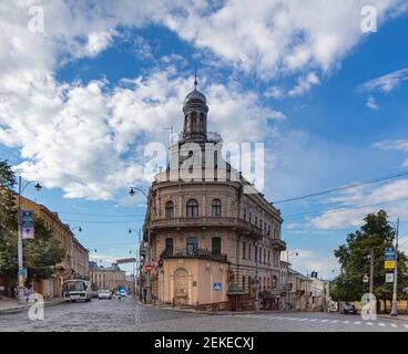 CHERNIVTSI, UCRAINA - 16 GIUGNO 2017: Casa navale a Chernivtsi Foto Stock