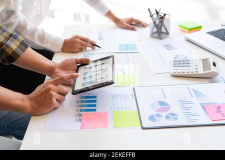 i giovani dirigenti aziendali lavorano con un nuovo progetto di startup che lavora con un piano sulla scrivania dell'ufficio e con un moderno computer digitale. Foto Stock